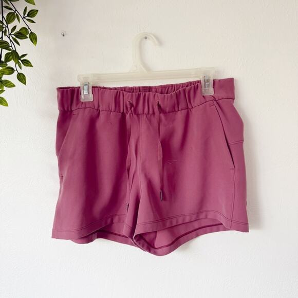 Lululemon On The Fly Short Woven 2.5'" in Misty Merlot Sz 8 - Picture 2 of 8